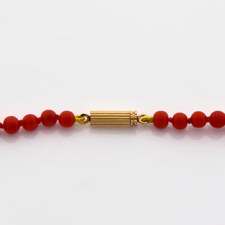 Korallenkette mit Schließe aus 585 Rotgold, nachhaltiger second hand Schmuck perfekt aufgearbeitet