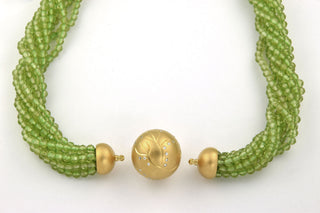 Peridotkette mit Schließe aus 750 Gelbgold mit Brillant, nachhaltiger second hand Schmuck perfekt aufgearbeitet