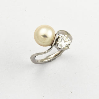 Ring aus 585 Weißgold mit Perle und Brillant, nachhaltiger second hand Schmuck perfekt aufgearbeitet
