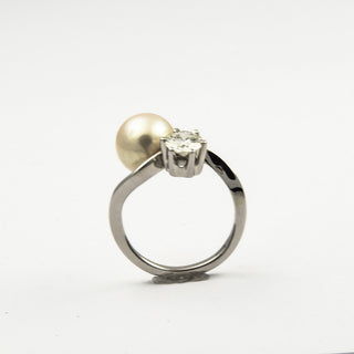 Ring aus 585 Weißgold mit Perle und Brillant, nachhaltiger second hand Schmuck perfekt aufgearbeitet