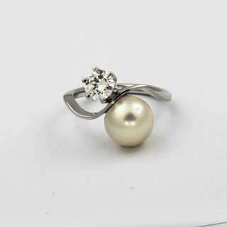Ring aus 585 Weißgold mit Perle und Brillant, nachhaltiger second hand Schmuck perfekt aufgearbeitet