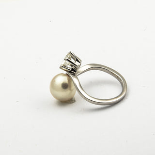 Ring aus 585 Weißgold mit Perle und Brillant, nachhaltiger second hand Schmuck perfekt aufgearbeitet