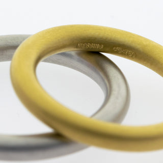 Niessing Trauringe Rund aus 750 Gelbgold/Platin, nachhaltiger second hand Schmuck perfekt aufgearbeitet