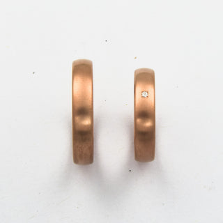 Niessing Trauringe gewölbt/bombiert aus 585 Rotgold mit Brillant, nachhaltiger second hand Schmuck perfekt aufgearbeitet