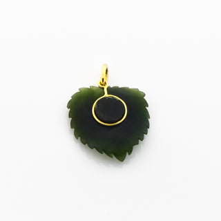 Anhänger Blatt aus 750 Gelbgold mit Jade, nachhaltiger second hand Schmuck perfekt aufgearbeitet
