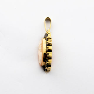 Anhänger aus 333 Gelbgold mit Kamee und Granat, nachhaltiger second hand Schmuck perfekt aufgearbeitet
