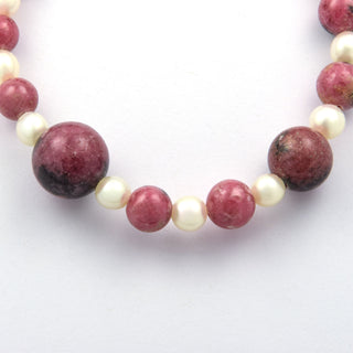 Armband mit Rhodonit und Perlen, nachhaltiger second hand Schmuck perfekt aufgearbeitet