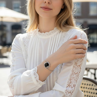 Armreif aus 750 Weißgold mit Onyx und Brillant, nachhaltiger second hand Schmuck perfekt aufgearbeitet