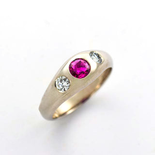 Rubinring aus 585 Weißgold mit Brillant, nachhaltiger second hand Schmuck perfekt aufgearbeitet