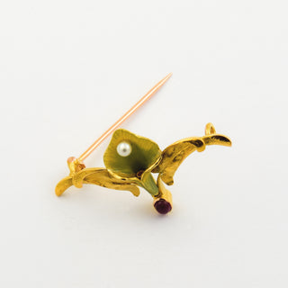 Brosche Calla aus 750 Gelbgold mit Rubin und Perle, nachhaltiger second hand Schmuck perfekt aufgearbeitet