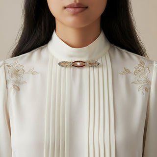 Brosche aus 585 Gelbgold/Platin mit Rubin, Perle und Diamant, nachhaltiger second hand Schmuck perfekt aufgearbeitet