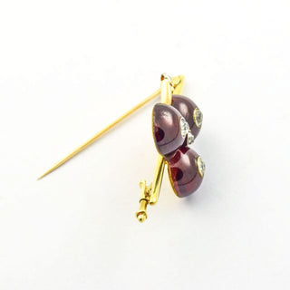 Granatbrosche Johannisbeeren aus 585 Gelb- und Weißgold mit Diamant, nachhaltiger second hand Schmuck perfekt aufgearbeitet