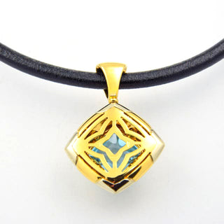 Bulgari Kette mit Anhänger Pyramide aus 750 Gelb- und Weißgold mit Topas, nachhaltiger second hand Schmuck perfekt aufgearbeitet