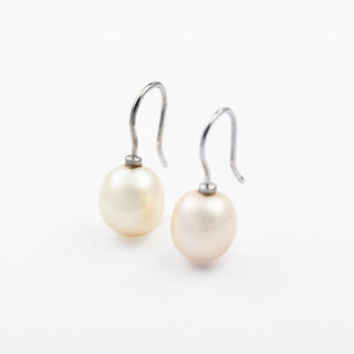 Perlenohrhänger von Juwelier CHRIST aus 585 Weißgold, nachhaltiger second hand Schmuck perfekt aufgearbeitet