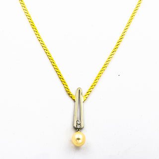 Collier aus 750 Gelb- und Weißgold mit Perle und Brillant, nachhaltiger second hand Schmuck perfekt aufgearbeitet