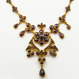 Collier aus Metall mit Granat, nachhaltiger second hand Schmuck perfekt aufgearbeitet