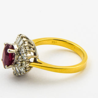 Entourage-Ring aus 750 Gelb- und Weißgold mit Rubin und Brillant, nachhaltiger second hand Schmuck perfekt aufgearbeitet