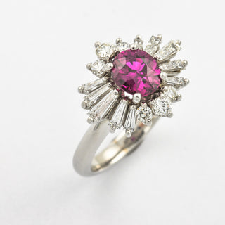 Entourage-Ring aus 750 Weißgold mit Rubin, Brillant und Diamant, nachhaltiger second hand Schmuck perfekt aufgearbeitet