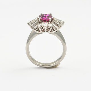 Entourage-Ring aus 750 Weißgold mit Rubin, Brillant und Diamant, nachhaltiger second hand Schmuck perfekt aufgearbeitet