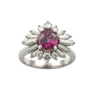 Entourage-Ring aus 750 Weißgold mit Rubin, Brillant und Diamant, nachhaltiger second hand Schmuck perfekt aufgearbeitet