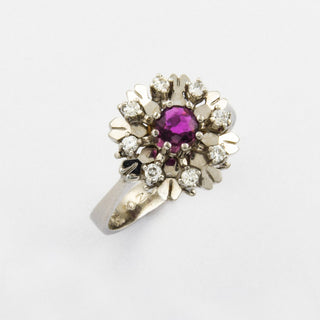 Entourage-Ring aus 585 Weißgold mit Rubin und Brillant, nachhaltiger second hand Schmuck perfekt aufgearbeitet