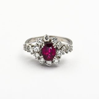 Entourage-Ring aus 585 Weißgold mit Rubin und Brillant, nachhaltiger second hand Schmuck perfekt aufgearbeitet