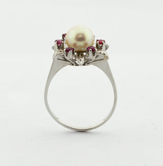 Entourage-Ring aus 750 Weißgold mit Perle und Rubin, nachhaltiger second hand Schmuck perfekt aufgearbeitet