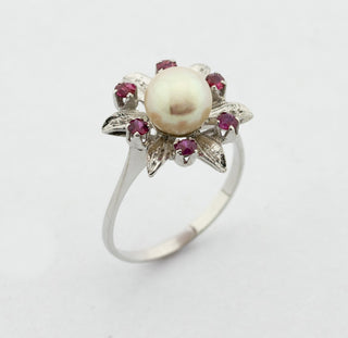 Entourage-Ring aus 750 Weißgold mit Perle und Rubin, nachhaltiger second hand Schmuck perfekt aufgearbeitet