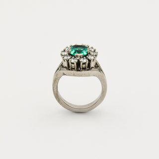 Entourage-Ring aus 750 Weißgold mit Smaragd und Brillant, nachhaltiger second hand Schmuck perfekt aufgearbeitet