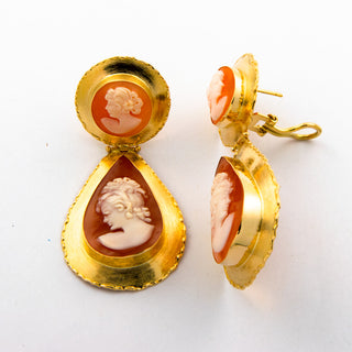 Ohrstecker mit Clipmechanik aus 750 Gelbgold mit Muschelkamee, nachhaltiger second hand Schmuck perfekt aufgearbeitet