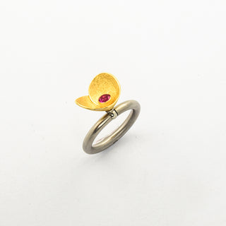 Pur Ring Goldblüte aus 750 Edelstahl/Gold mit synth. Stein, nachhaltiger second hand Schmuck perfekt aufgearbeitet