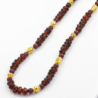 Granatkette mit Zwischenteilen aus 585 Gelbgold, 44 cm, hochwertiger second hand Schmuck perfekt aufgearbeitet