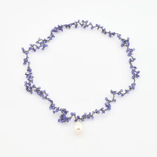 Halskette aus Edelstahl mit Iolith und Perle, nachhaltiger second-hand Schmuck perfekt aufgearbeitet