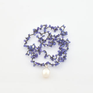 Halskette aus Edelstahl mit Iolith und Perle, nachhaltiger second-hand Schmuck perfekt aufgearbeitet