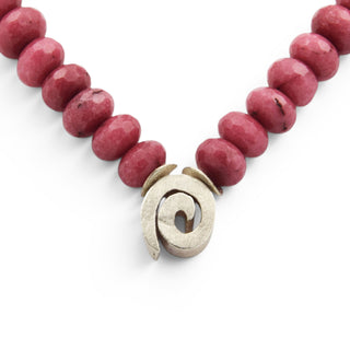 Halskette aus 925 Silber mit gefärbter Jade, nachhaltiger second hand Schmuck perfekt aufgearbeitet