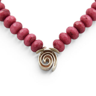 Halskette aus 925 Silber mit gefärbter Jade, nachhaltiger second hand Schmuck perfekt aufgearbeitet