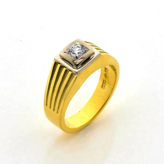 Herrenring aus 750 Gelb- und Weißgold mit Brillant, nachhaltiger second hand Schmuck perfekt aufgearbeitet