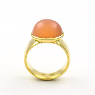 Hild Ring aus 750 Gelbgold mit Mondstein, nachhaltiger second hand Schmuck perfekt aufgearbeitet