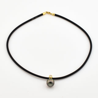 Kautschukschnur mit Perlenanhänger aus 750 Gelbgold mit Brillant, nachhaltiger second hand Schmuck perfekt aufgearbeitet