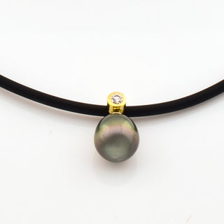 Kautschukschnur mit Perlenanhänger aus 750 Gelbgold mit Brillant, nachhaltiger second hand Schmuck perfekt aufgearbeitet