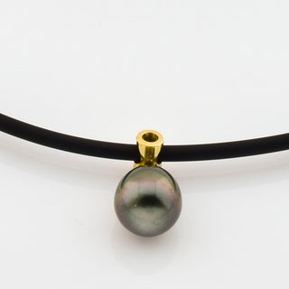 Kautschukschnur mit Perlenanhänger aus 750 Gelbgold mit Brillant, nachhaltiger second hand Schmuck perfekt aufgearbeitet