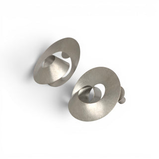 Niessing Ohrstecker Looping aus 950 Platin, nachhaltiger second-hand Schmuck perfekt aufgearbeitet