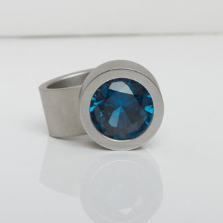 Niessing Ring Max aus Edelstahl mit synth. Stein, nachhaltiger second-hand Schmuck perfekt aufgearbeitet
