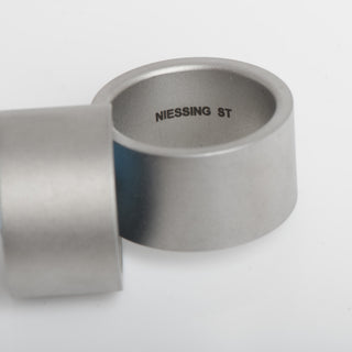 Niessing Ring Max aus Edelstahl mit synth. Stein, nachhaltiger second-hand Schmuck perfekt aufgearbeitet