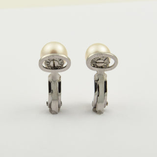 Ohrclips aus 750 Weißgold mit Perle, nachhaltiger second hand Schmuck perfekt aufgearbeitet