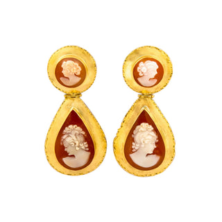 Ohrstecker mit Clipmechanik aus 750 Gelbgold mit Muschelkamee, nachhaltiger second hand Schmuck perfekt aufgearbeitet