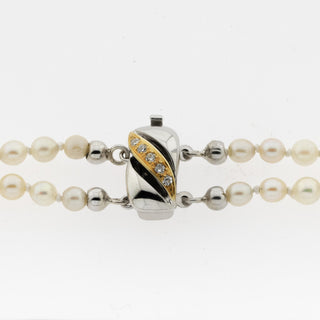 Zweireihige Perlenkette im Verlauf mit Schließe aus 925 Silber vergoldet, neuwertig, nachhaltiger second hand Schmuck perfekt aufgearbeitet