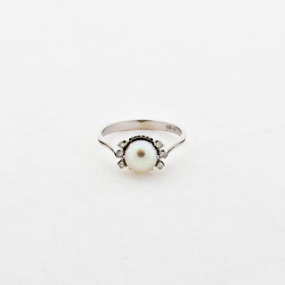 Perlenring aus 585 Weißgold mit Diamant, nachhaltiger second hand Schmuck perfekt aufgearbeitet