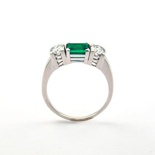 Richarz Smaragdring aus 750 Weißgold mit Brillant, nachhaltiger second hand Schmuck perfekt aufgearbeitet