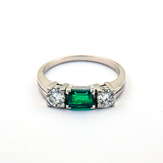 Richarz Smaragdring aus 750 Weißgold mit Brillant, nachhaltiger second hand Schmuck perfekt aufgearbeitet